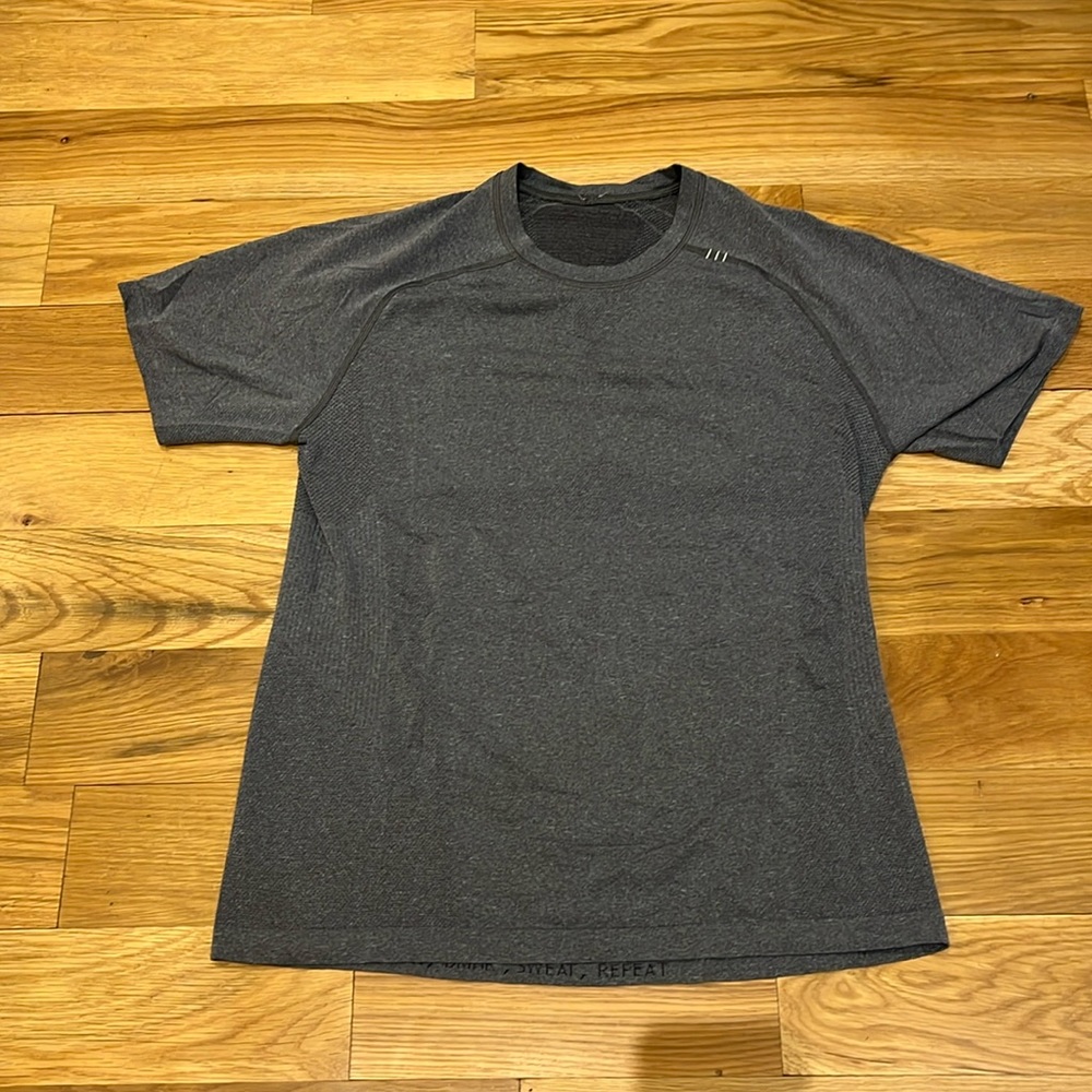 Lululemon men’s gray short sleeve shirt, size medium